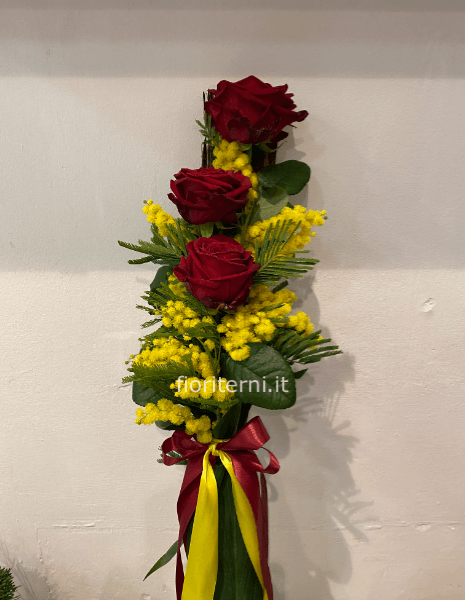Rose rosse a stelo lungo con mimosa
