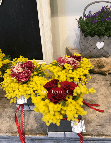 scatola bianca o naturale di mimosa e rose