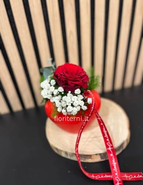 vaso a forma di cuore con rosa rossa