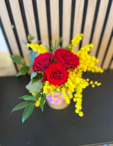 mimosa in composizione con rose rosse